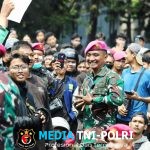 Ditengah Aksi Massa, TNI Hadir mengedepankan Semangat Persatuan dan Kebersamaan