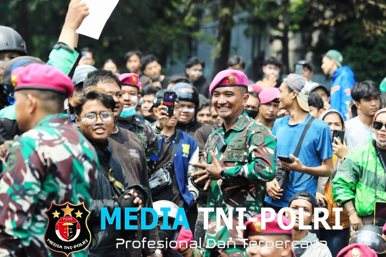 Ditengah Aksi Massa, TNI Hadir mengedepankan Semangat Persatuan dan Kebersamaan