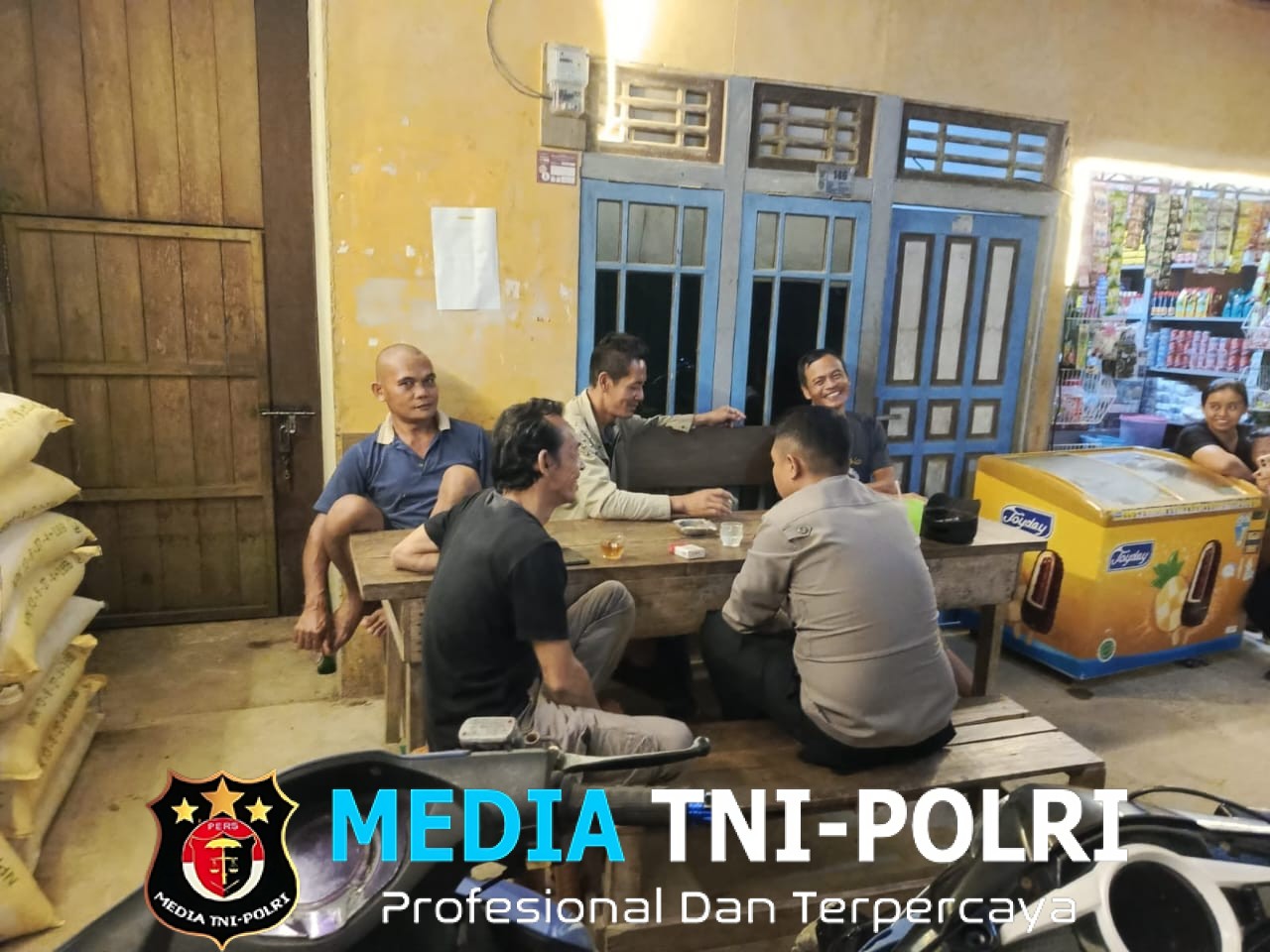 Polisi Sambangi Remaja di Kafe, Beri Himbauan Bahaya Narkoba dan Hoaks