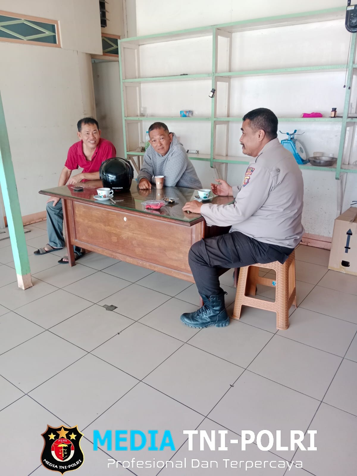 Pelaksanaan Patroli Personil Polsek Ngabang Ingatkan Jangan Mudah Percaya dengan Berita yang Menyesatkan Atau Hoax