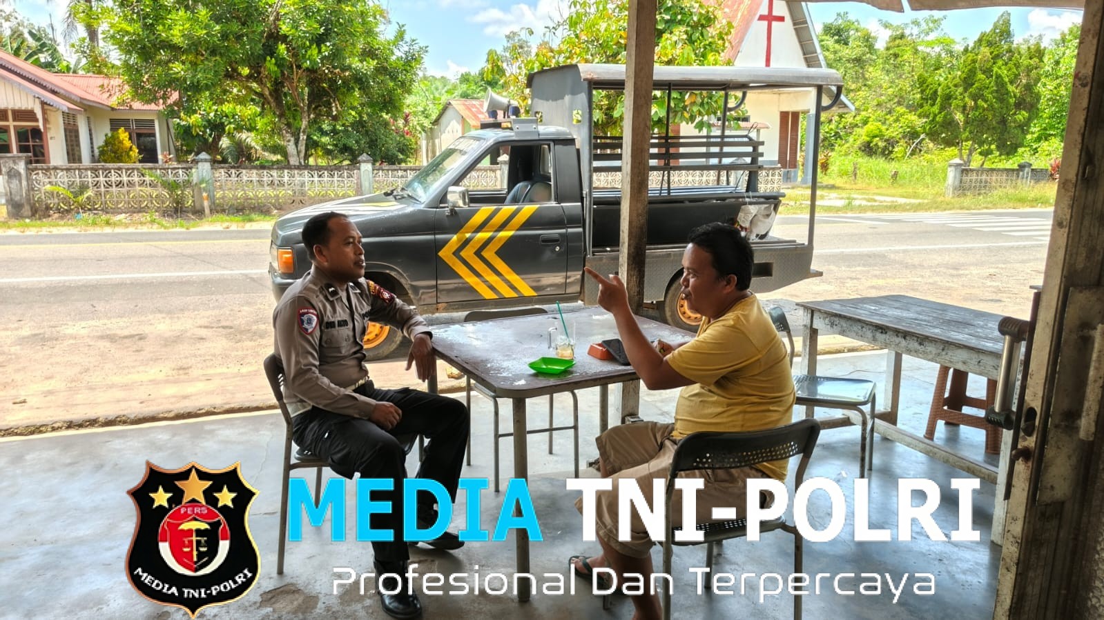 Polisi Sedang Patroli Siang Temui Warganya yang Sedang Nyantai