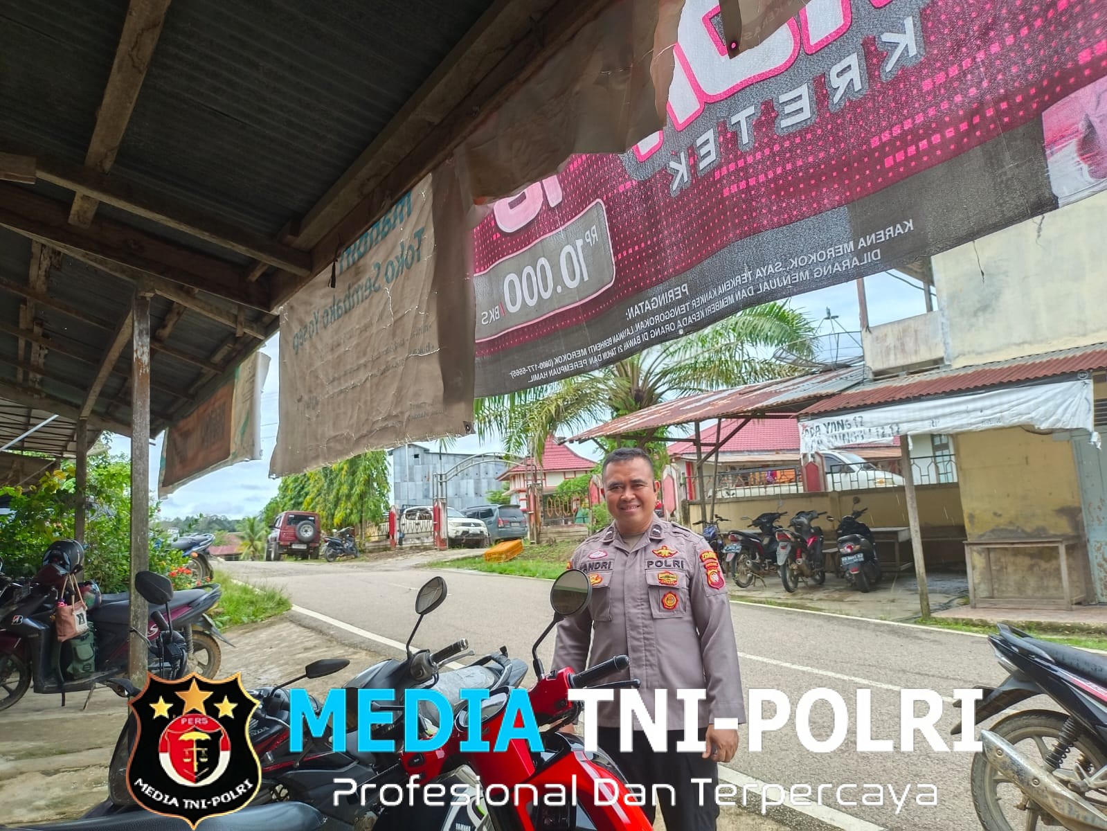 Kanit Binmas Polsek Kuala Behe Laksanakan Patroli Rutin Sampaikan Pesan Kamtibmas Kepada Warga