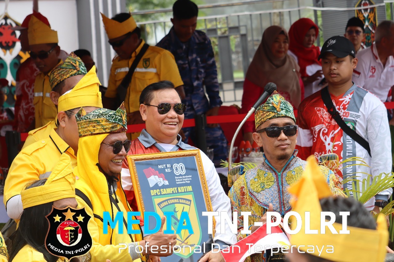 Laung Kuning Banjar DPC Sampit Meriahkan Pawai Pembangunan Kotim