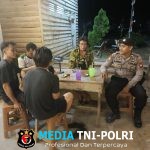 Kebersamaan di Malam Hari Polisi dan Warga Jaga Lingkungan Bersama