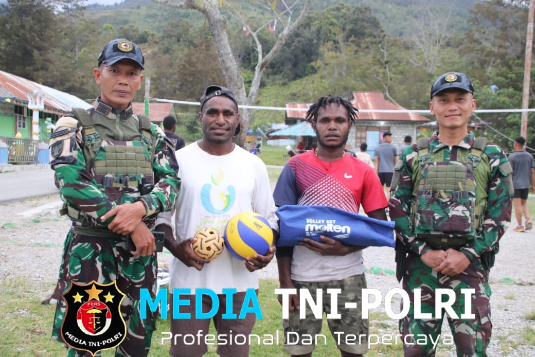 Sparing Volly Satgas Yonif 521/DY Membangun Mental Kompetitif Pemuda Walesi Jayawijaya