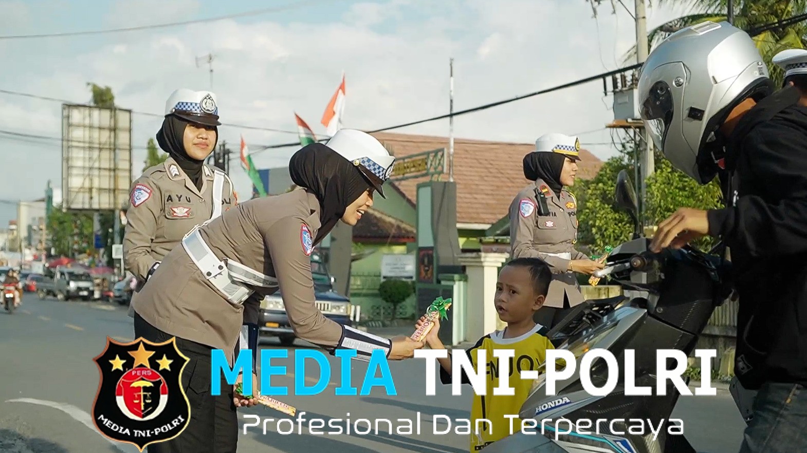 Polwan Pringsewu Gelar Aksi Simpatik, Bagikan Helm dan Coklat kepada Pengendara