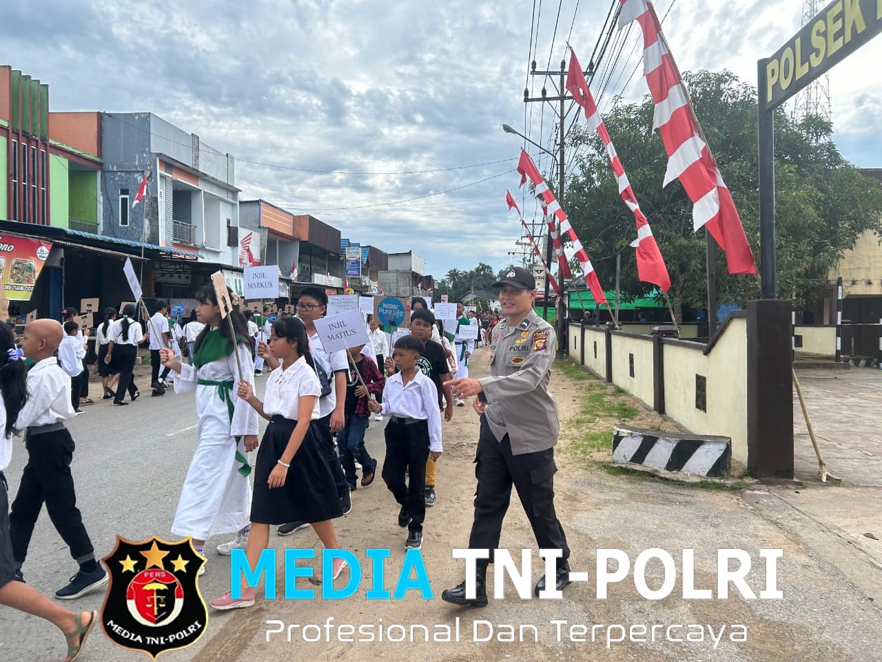 Perarakan Sebelum Misa Pembukaan Bulan Kitab Suci di Paroki Santo Yusuf Karangan dijaga Polisi