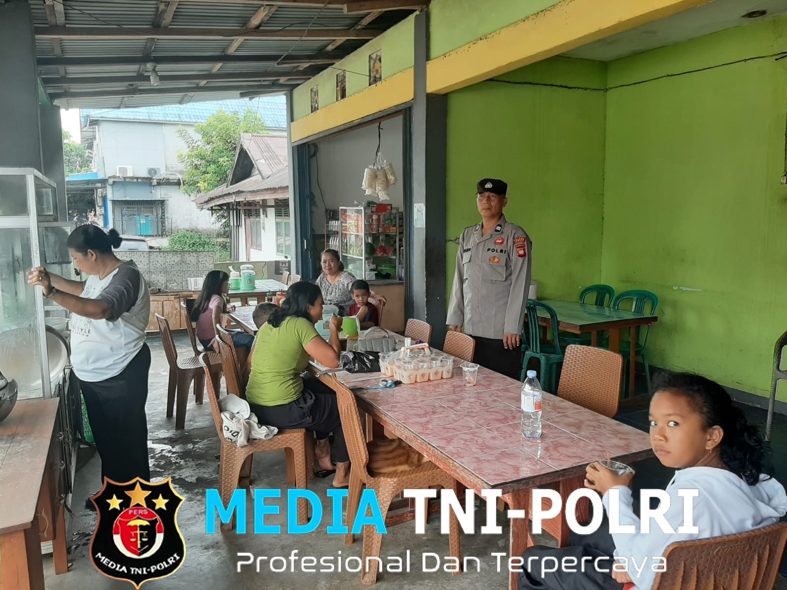 Tak Kenal Libur, Polisi Jaga Keamanan dengan Senyum Humanis