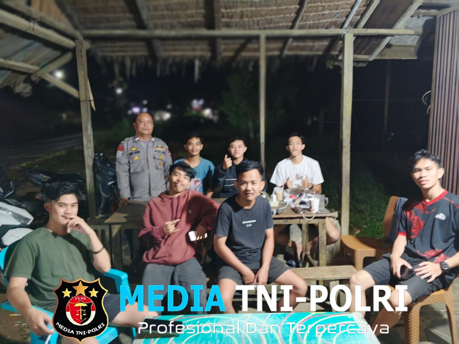 Polsek Sengah Temila Gelar Patroli Malam, Jalin Keakraban dengan Warga