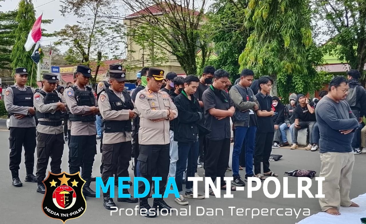 Ketua DPRD Kotim Bersama Kapolres Kotim Temui Pendemo di Depan Kantor DPRD Kotim