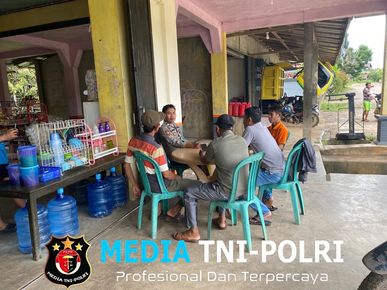 Kanit Binmas dan Bhabinkamtibmas Silaturahmi dalam Rangka Coolling System Menyikapi Perkembangan Situasi Keamanan dan Ketertiban di Wilayah Kecamatan Meranti