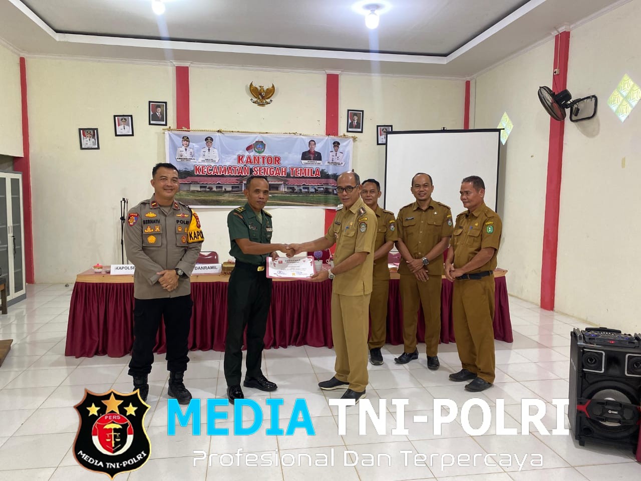 Kapolsek Sengah Temila Hadiri Rapat Pembubaran Panitia dan Penyerahan Sertifikat Paskibra HUT RI ke-80