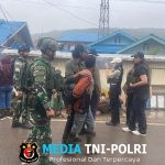 Bantu Perekonomian Masyarakat Asli Papua, Satgas Pamtas Mobile RI-PNG 2025 Yonif 4 Marinir Bersama Rombongan Pangkogabwilhan III Borong Dagangan Di Pasar Distrik Enarotali