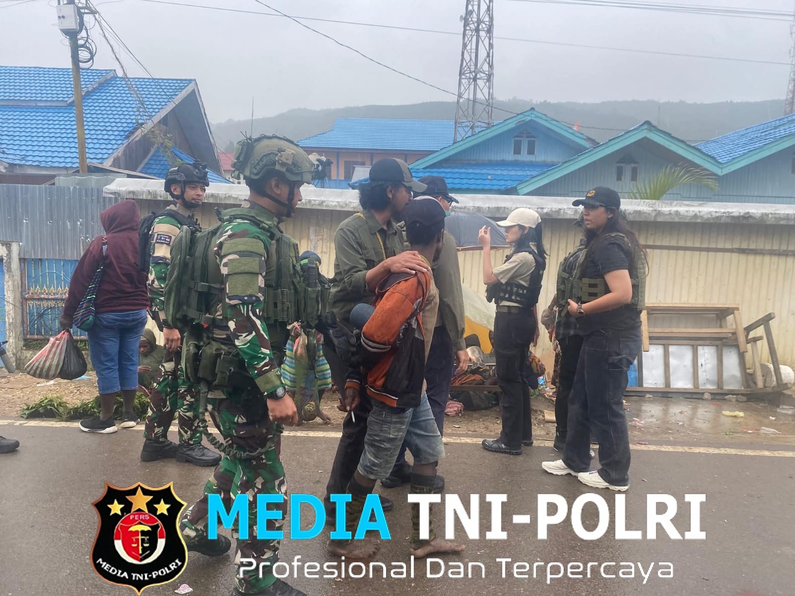 Bantu Perekonomian Masyarakat Asli Papua, Satgas Pamtas Mobile RI-PNG 2025 Yonif 4 Marinir Bersama Rombongan Pangkogabwilhan III Borong Dagangan Di Pasar Distrik Enarotali