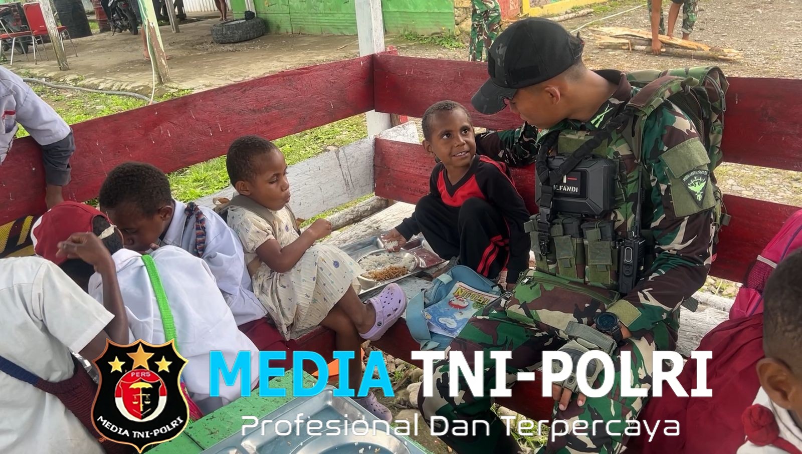 Anak-Anak Belajar di Pos TNI, Ditutup dengan Makan Bersama Penuh Keceriaan