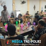 Humanis! Polisi dan Warga Nikmati Es Sambil Bahas Kamtibmas