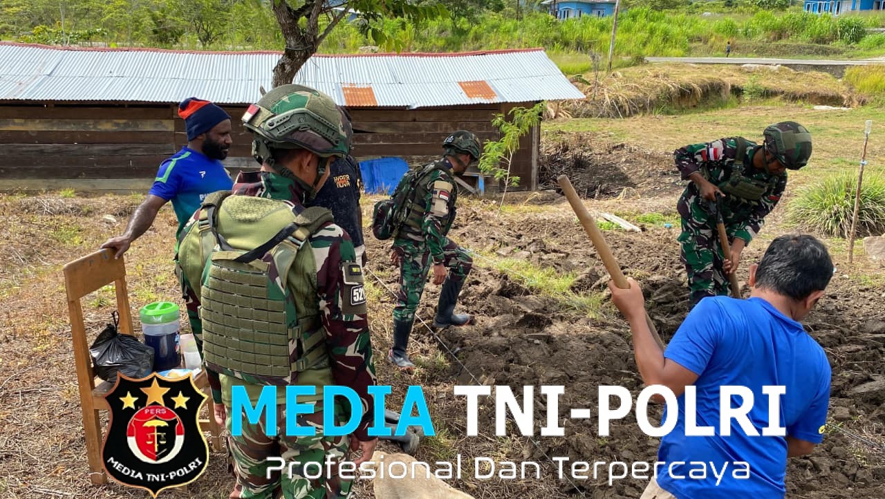 Ketahanan Pangan Satgas Yonif 521/DY Bantu Warga Manfaatkan Lahan Kosong Jadi Kebun Produktif