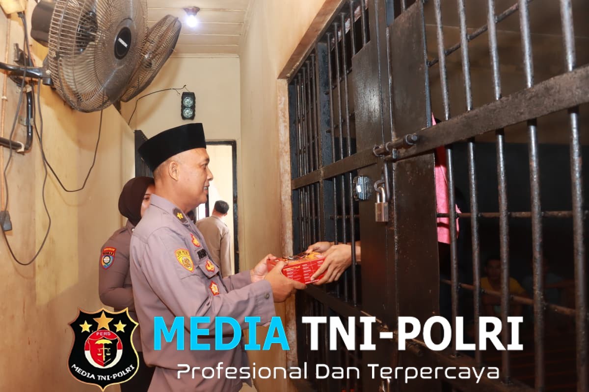 Dalam Rangka HUT Polwan ke-77 dan HUT Tekab 308 ke-10, Kapolres Lampung Timur Bagikan Makan Siang untuk Tahanan