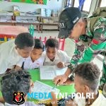 Satgas Yonif 131/Brajasakti Bantu Mengajar di SD Kampung Yetti Perbatasan Papua