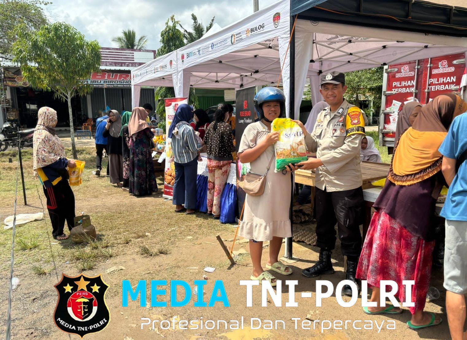 Polres Mesuji Bersama TNI dan Sat Pol PP Lakukan Pengamanan Pasar Murah di Selenggarakan Oleh Pemda dan Perusahaan BUMN