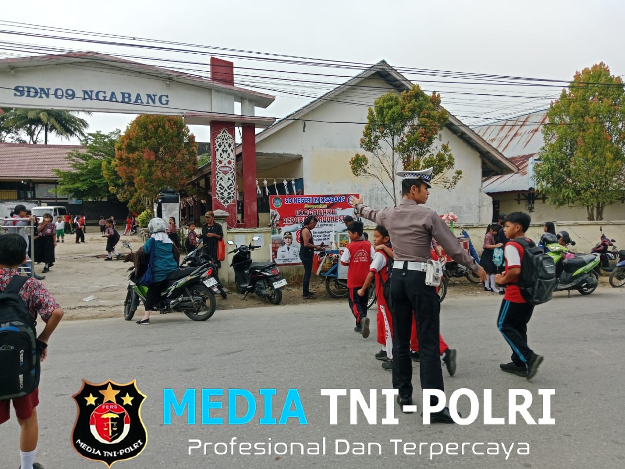 Polsek Ngabang Menerjunkan Anggotanya Untuk Mengatur Lalu Lintas Di Setiap Paginya