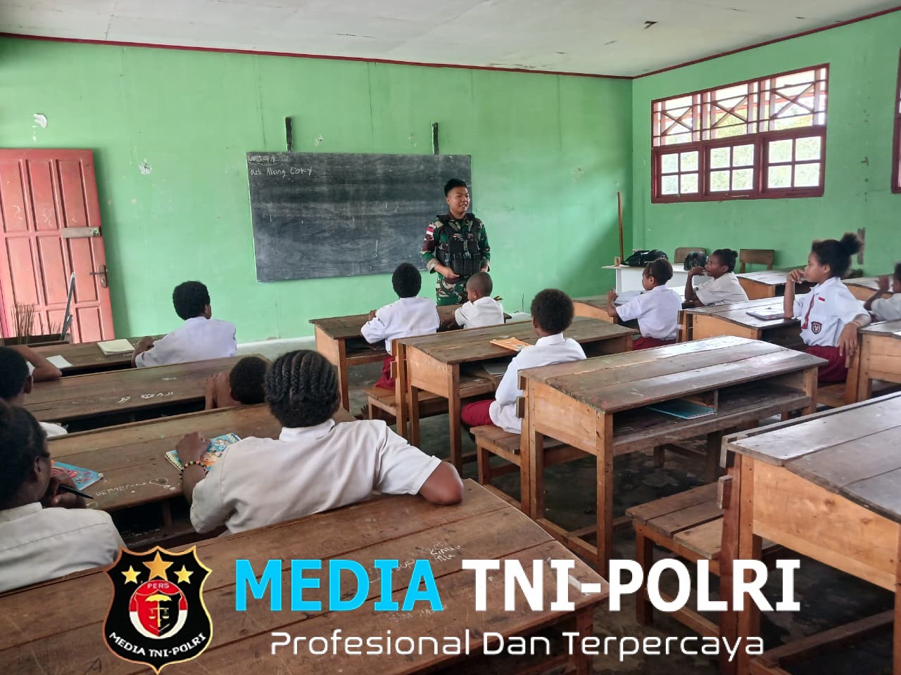 Personel Pos Wonggi Satgas Yonif 123/Rajawali Jadi Tenaga Pendidik di SD Inpres Kampung Wonggi