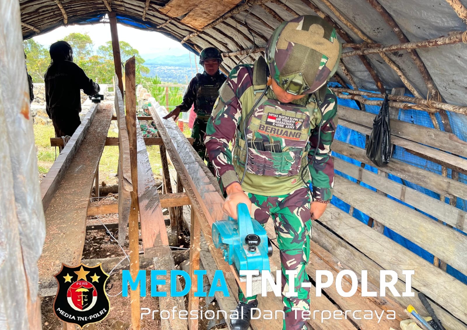 Bangun Rumah Layak Huni Satgas Yonif 521/DY Bantu Warga di Distrik Napua, Kabupaten Jayawijaya, Papua Pegunungan