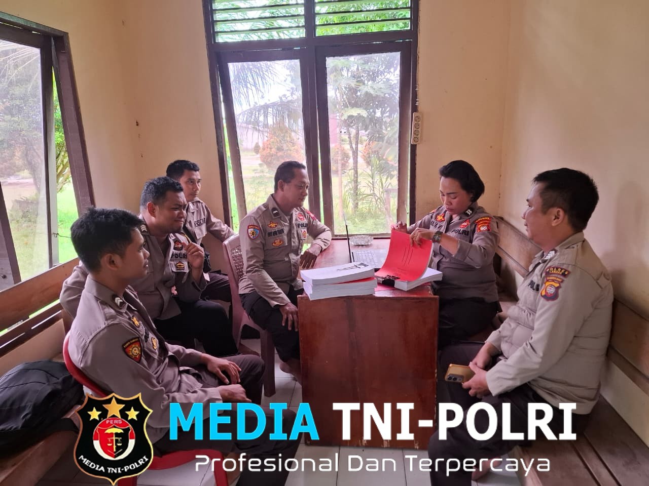 SIWAS Polres Landak Laksanakan Verifikasi Dokumen Dan Inventaris Di Polsek Kuala Behe Jelang Mutasi