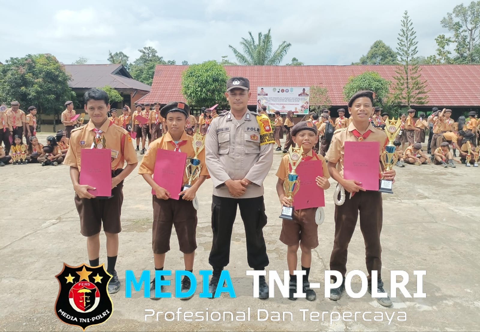 Bhabinkamtibmas Polsek Air Besar Hadiri Penutupan Lomba Pramuka Tingkat Penggalang