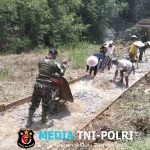 Bangun Kedekatan Dengan Rakyat, Satgas Yonkav 3/AC Bantu Warga Perbatasan Cor Jalan