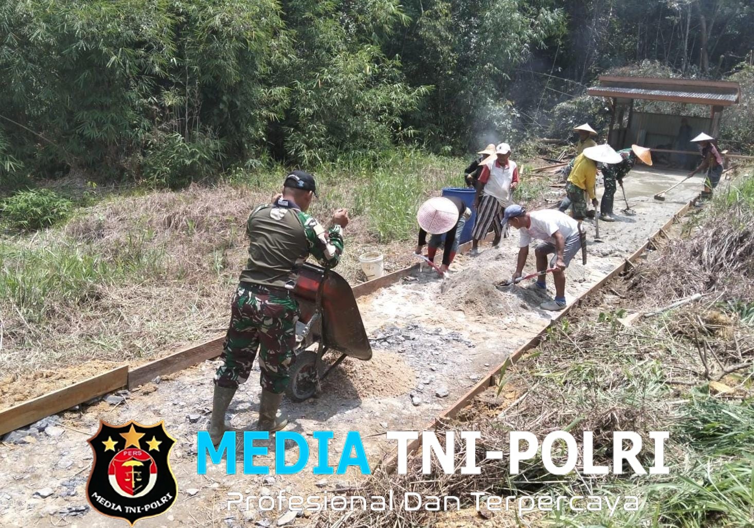 Bangun Kedekatan Dengan Rakyat, Satgas Yonkav 3/AC Bantu Warga Perbatasan Cor Jalan