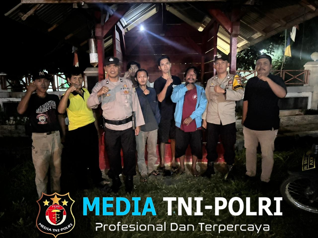 Polsek Simpang Pematang Sambangi Warga yang Sedang Ronda Malam untuk Bersama- sama Menjaga Situasi Kamtibmas