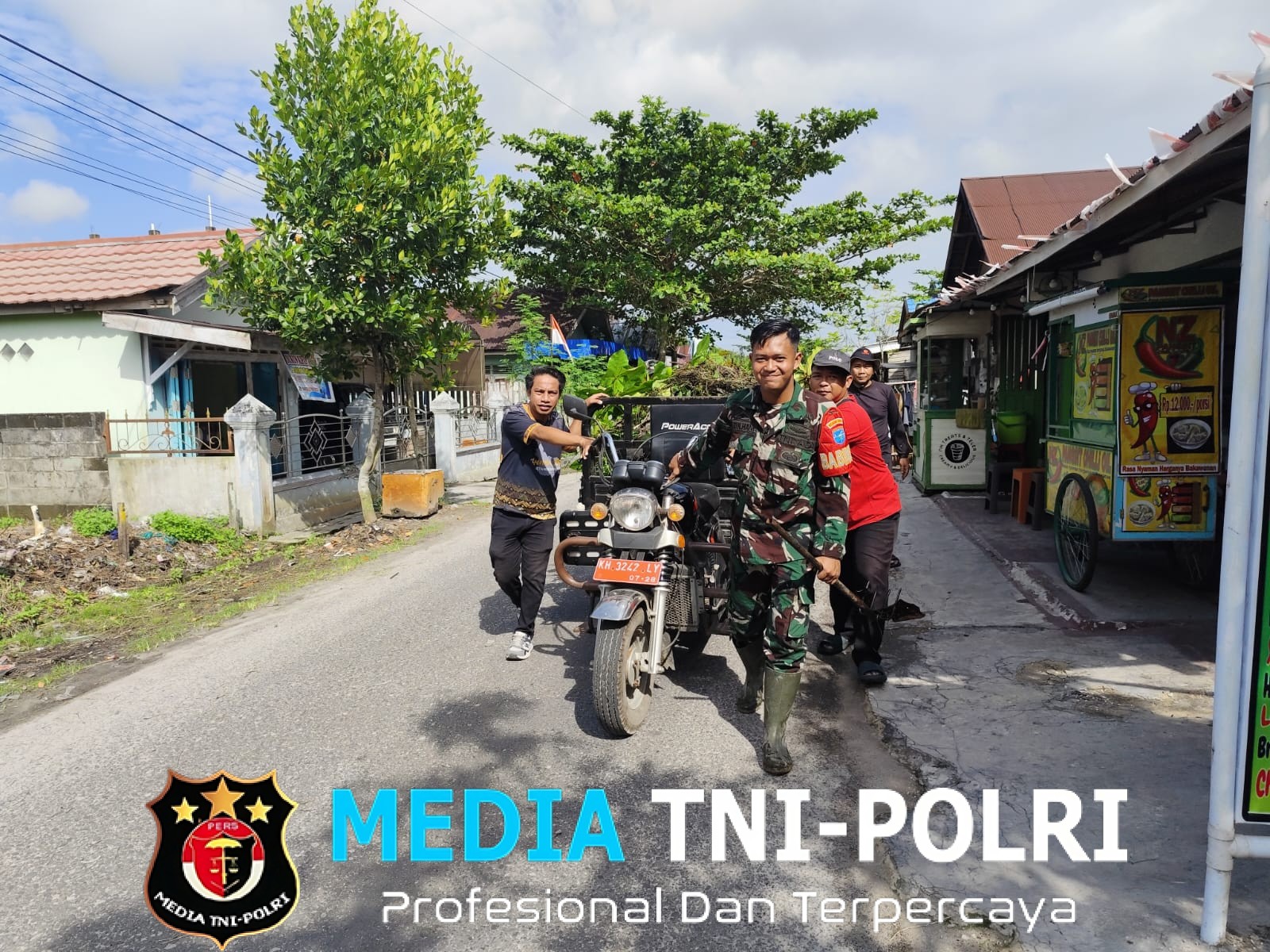 Ciptakan Lingkungan Yang Bersih, Babinsa Koramil 1015-04/Baamang Bersama Warga Laksanakan Kerja Bakti