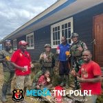 Satgas Yonif 700/WYC dan Warga Yenggernok Rajut Kebersamaan di Pelataran Suci Gereja Kimi Gome