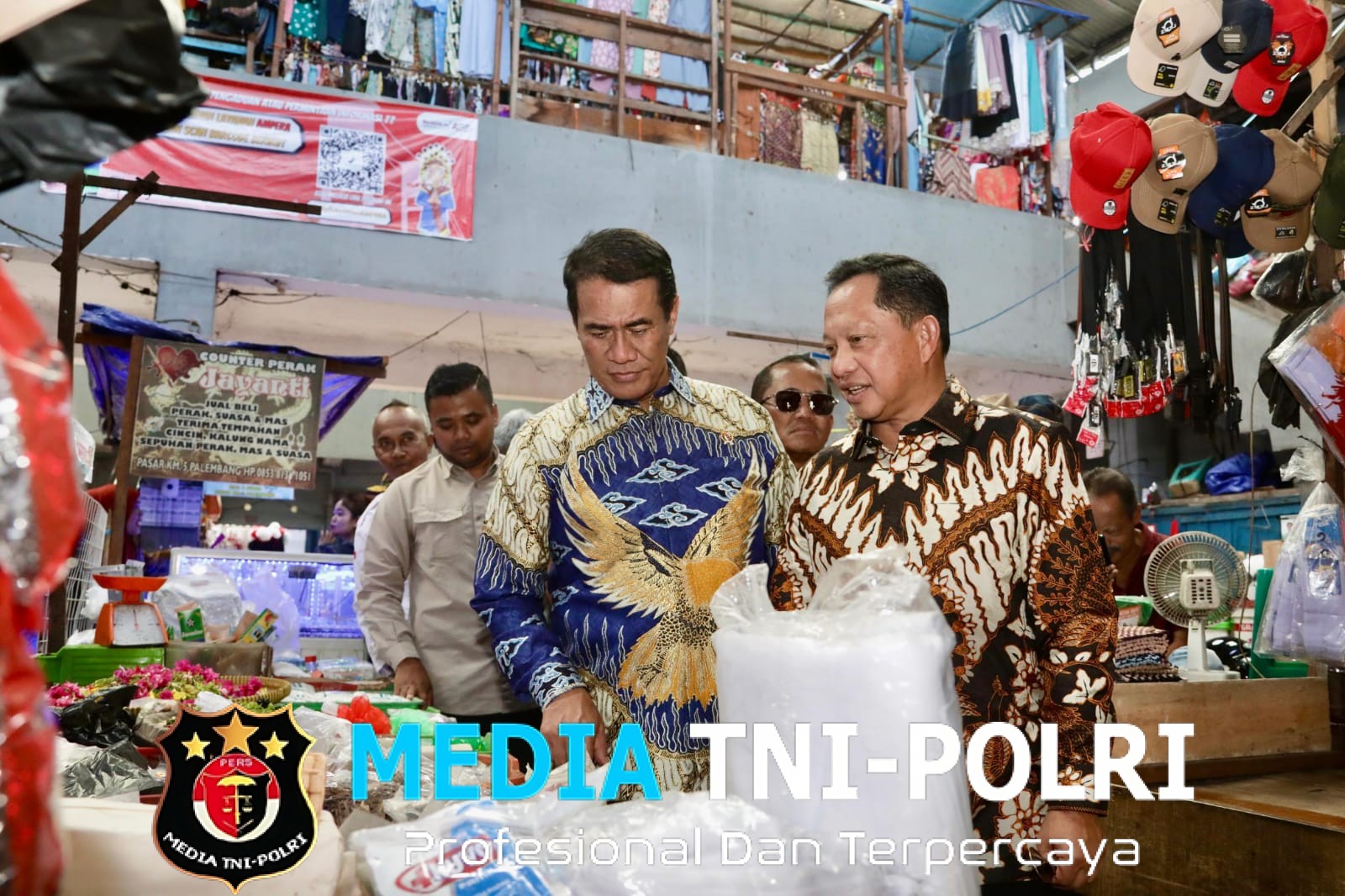 Tinjau Pasar Palimo Palembang, Mendagri dan Mentan Pastikan Distribusi Beras SPHP Lancar dan Terjangkau
