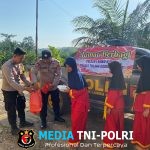 Jumat Berkah, Polsek Lambu Kibang Bagikan Nasi Kotak kepada Santri Pondok Pesantren