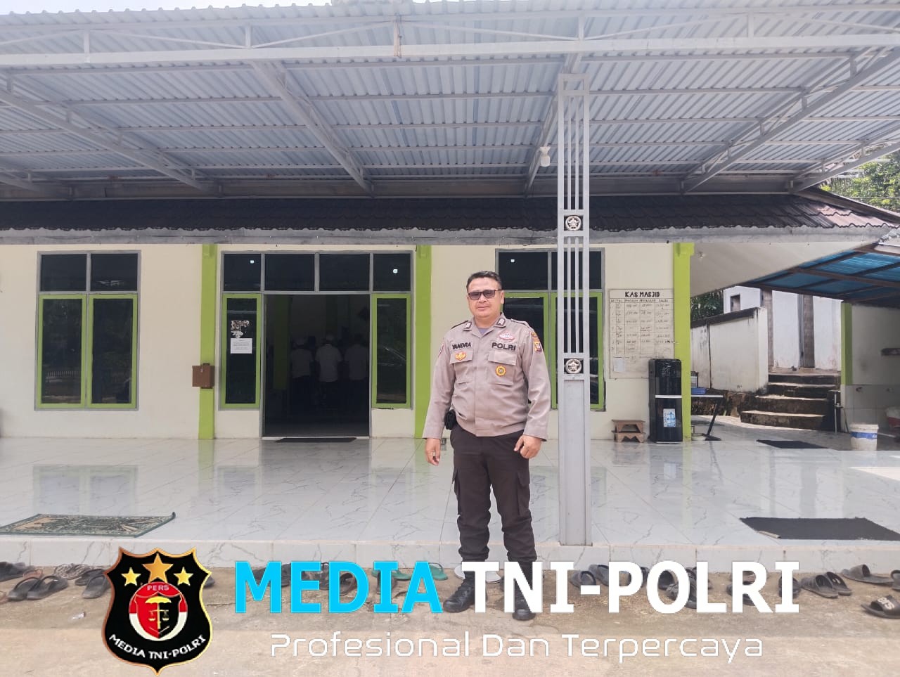 Pengamanan Sholat Jumat Personil Polsek Ngabang Diturunkan Untuk Ciptakan Situasi Kondusif