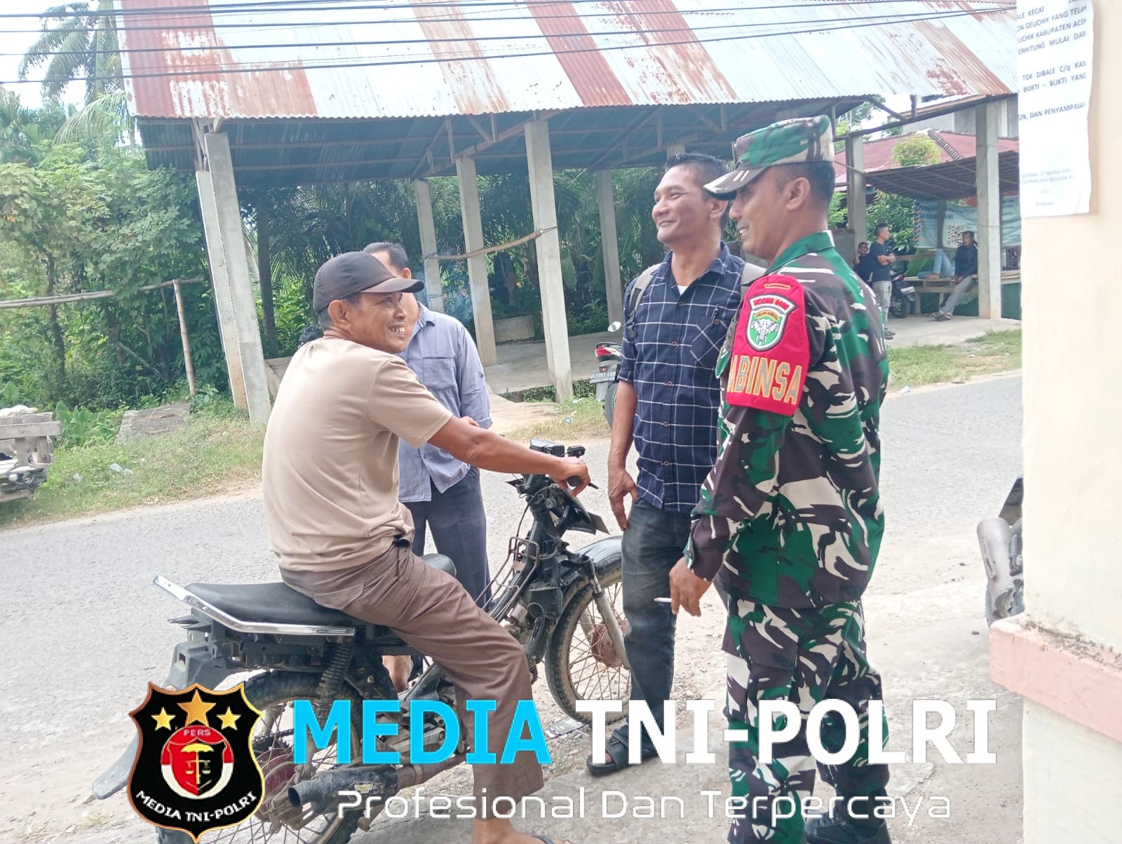 Babinsa Jalin Komunikasi Sosial dengan Warga di Tepi Jalan