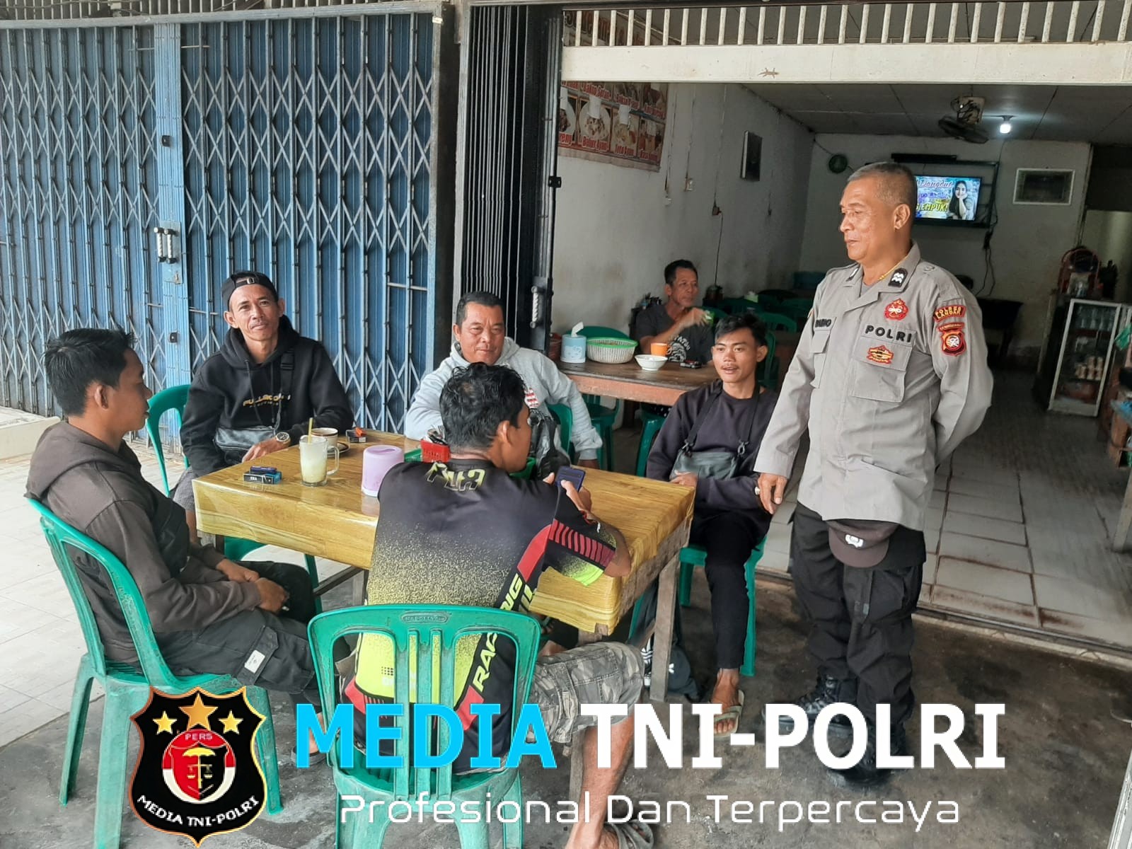 Patroli Sambil Sapa, Polsek Mandor Bangun Keakraban dengan Warga