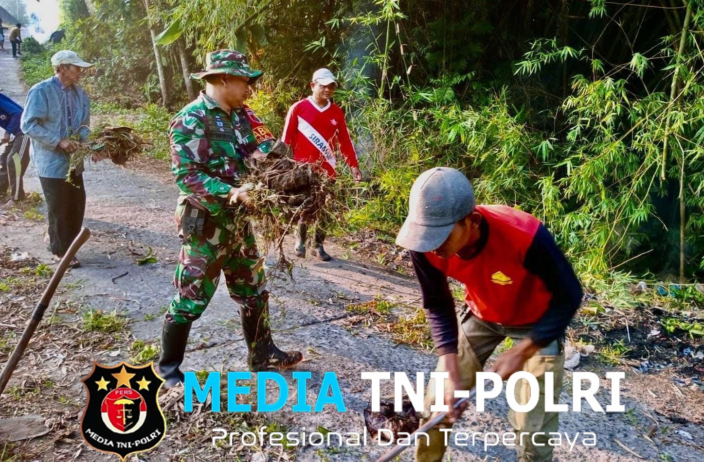 Dari Desa Jugo Babinsa Bersama Warga Kerja Bakti Wujudkan Lingkungan Bersih