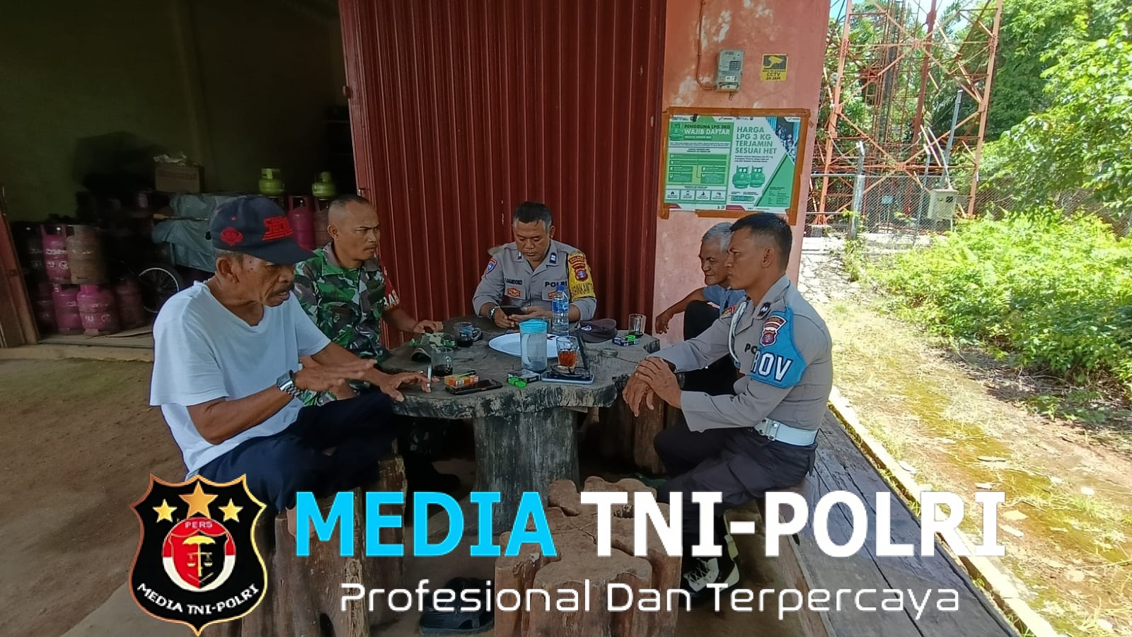 Kompak, Babinsa Koramil 1015-06/Cempaga Dan Bhabinkamtibmas Komsos Bersama Dengan Warga Binaan