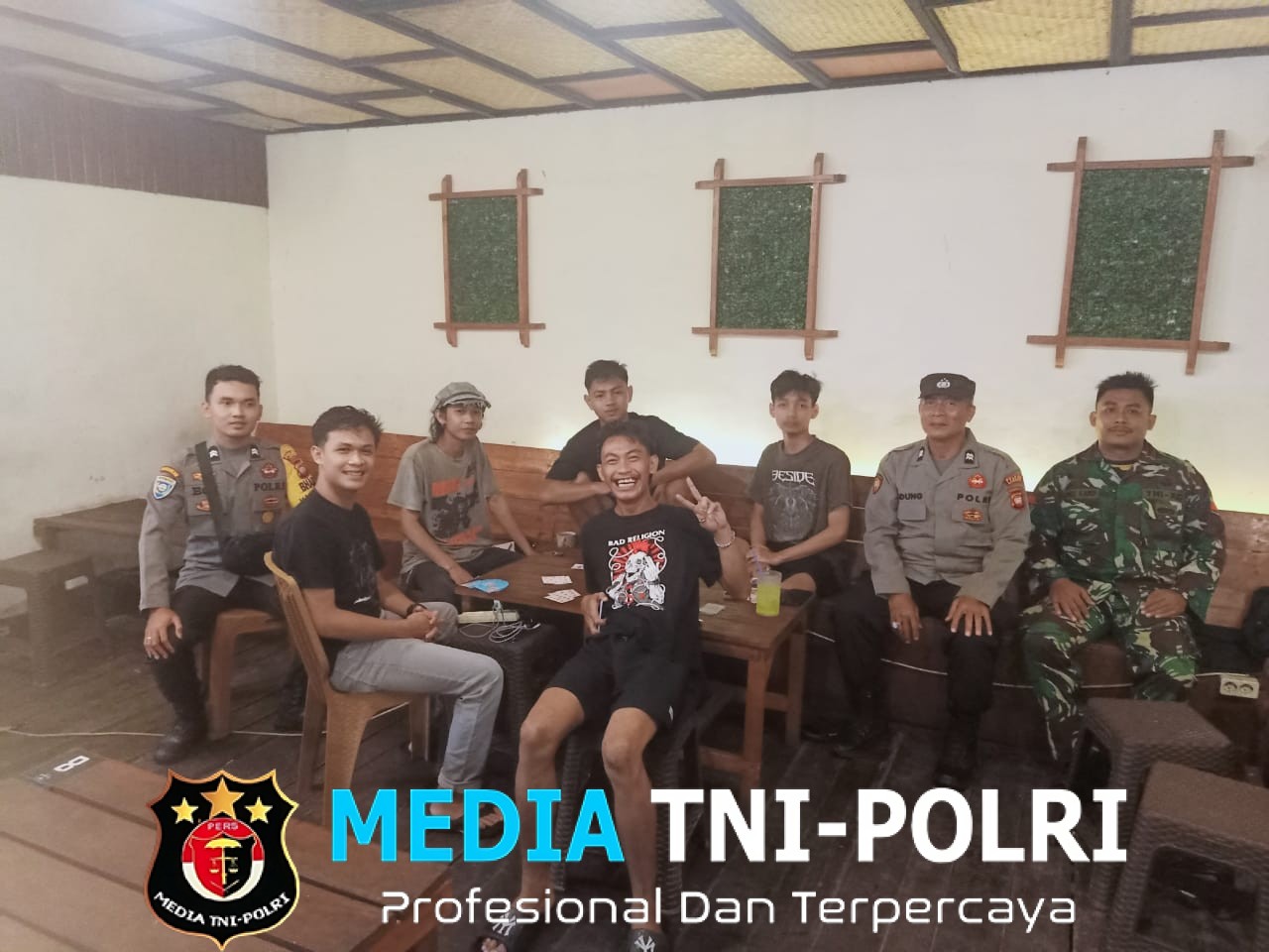 Patroli Malam Gabungan Polsek dan Koramil Mandor Wujudkan Rasa Aman Masyarakat