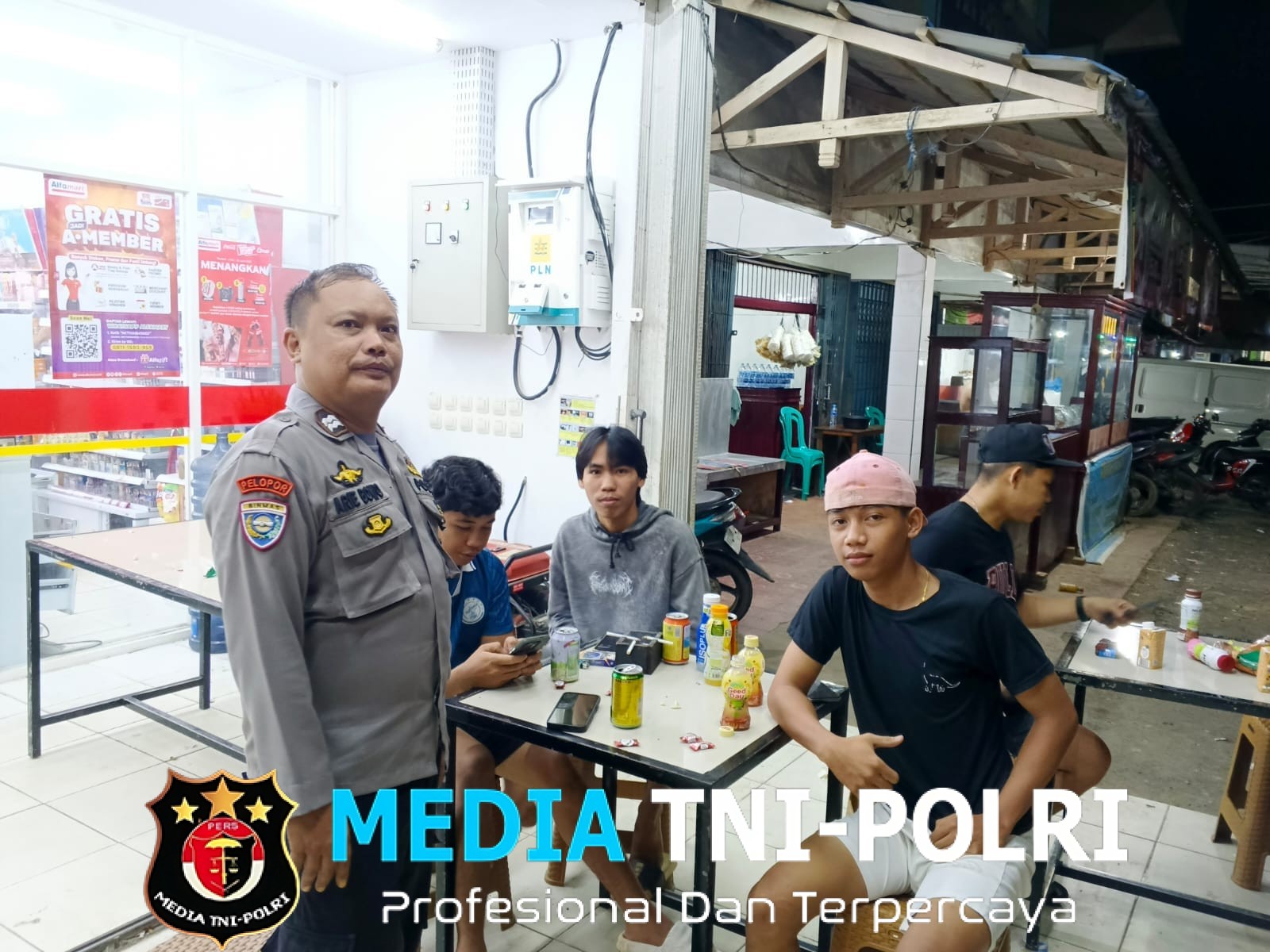 Patroli Malam, Cara Polsek Sengah Temila Dekatkan Diri dengan Warga