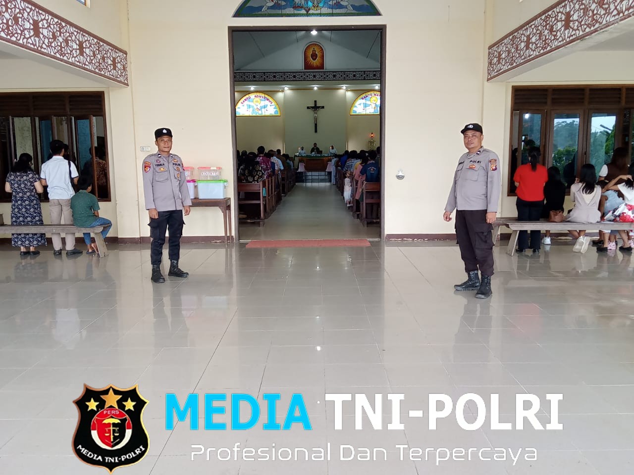 Ibadah Misa Berjalan Lancar Samapta Polsek Menyuke Lakukan Pengamanan