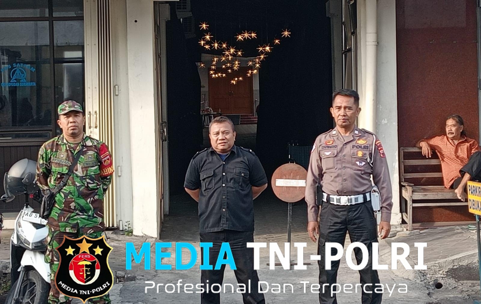Implementasikan Bintahwil, Babinsa Jayengan Bantu Pengamanan Ibadah Minggu di GKI Coyudan