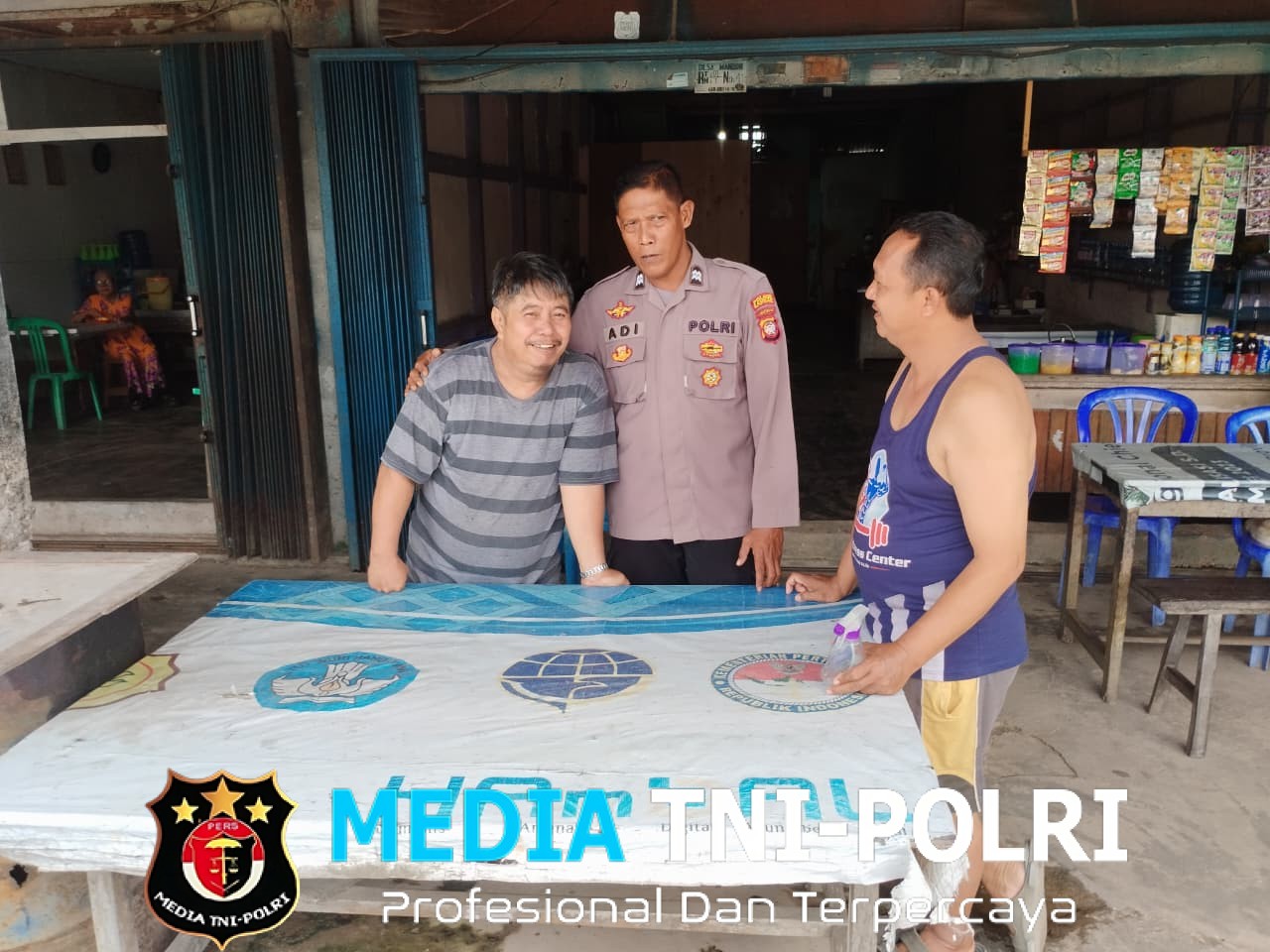 Patroli Siang Polsek Mandor Jalin Keakraban, Ciptakan Kamtibmas Kondusif