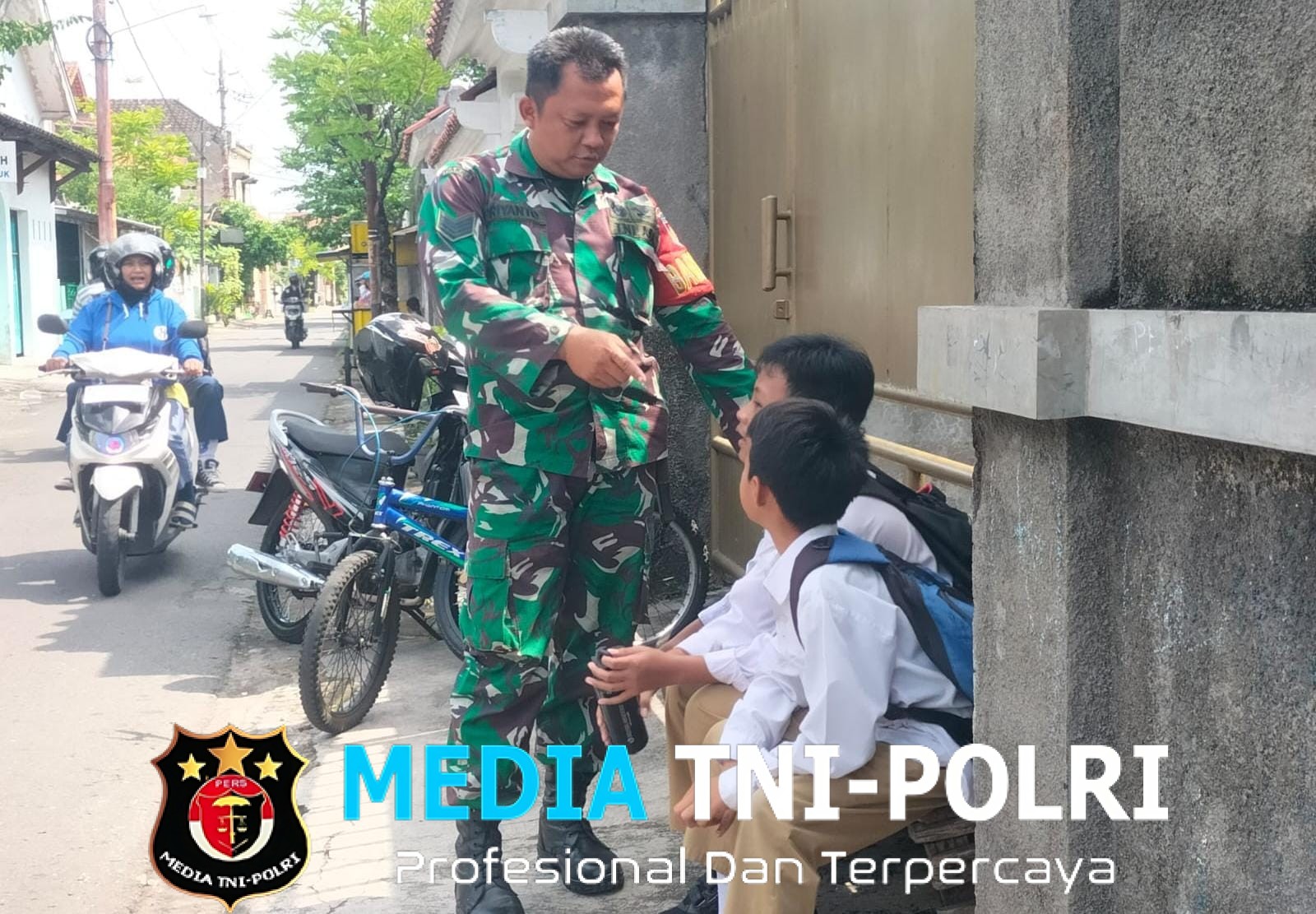 Babinsa Kemlayan Intensifkan Interaksi dan Motivasi Belajar Anak Anak Sekolah