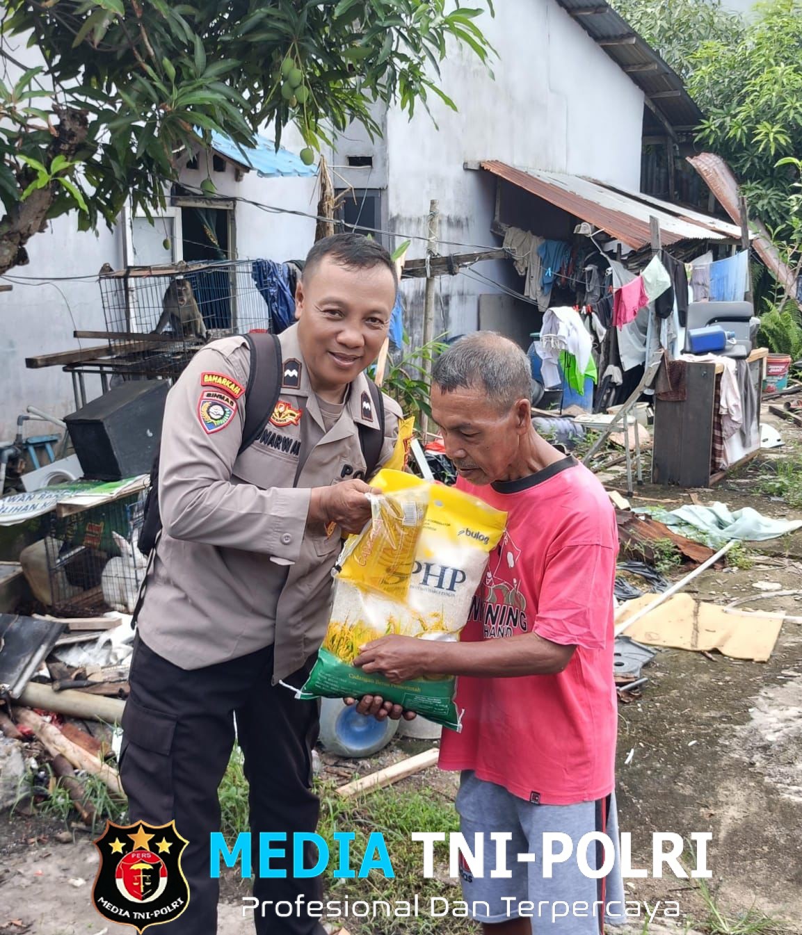 Ringankan Beban Warga, Bhabinkamtibmas Polresta Pontianak Bagikan Beras dan Minyak Goreng