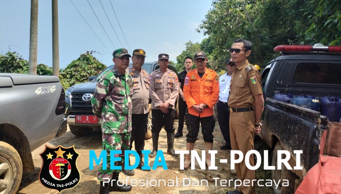 Sinergitas Polsek Limau dan Koramil Dampingi Wabup Tanggamus Tinjau Jalan Longsor