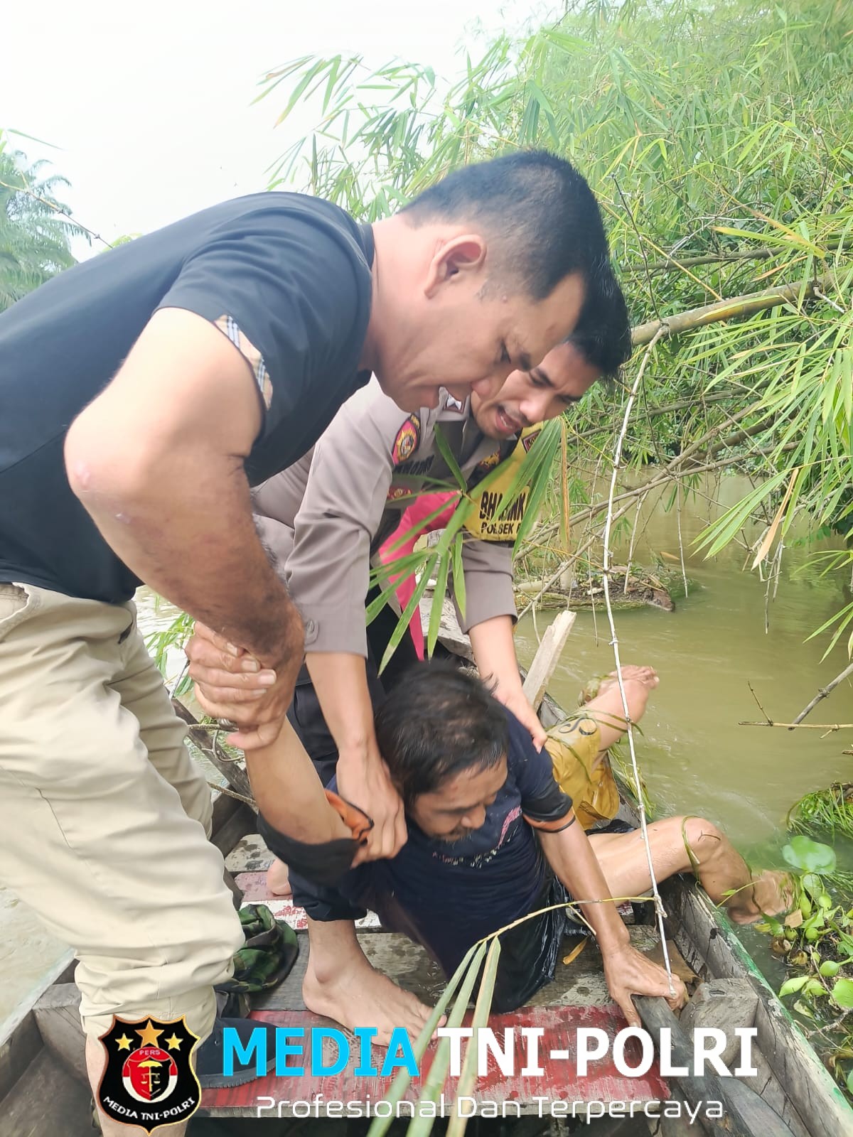 Polisi Gerak Cepat, Selamatkan Warga yang Hanyut di Sungai Pelawi
